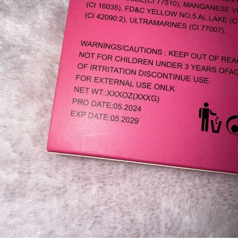Hello Kitty Mocmallure 9 Colors Eyeshadow palette New.